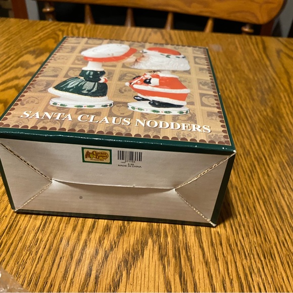 Mr&Mrs.Claus Bobble Heads - Picture 9 of 14